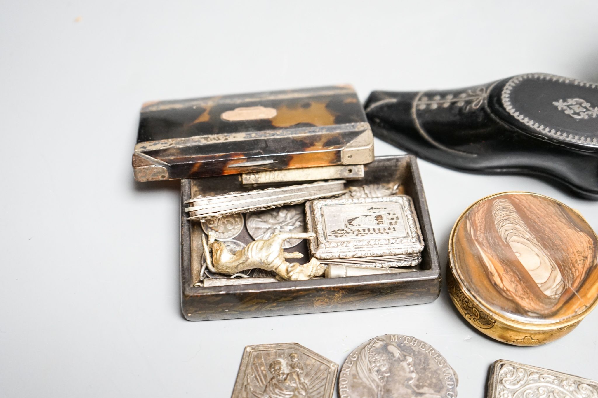 A collection of cabinet curios, including - An early 19th century miniature carved ivory bust of a gentleman, a gilt metal and agate snuff box, a George IV silver vinaigrette, by Taylor and Perry, a silver compact, a Reg